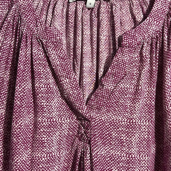 Ava Christine Women’s 3/4 sleeve V-neck top. Size small. Purple and white. - Picture 4 of 7